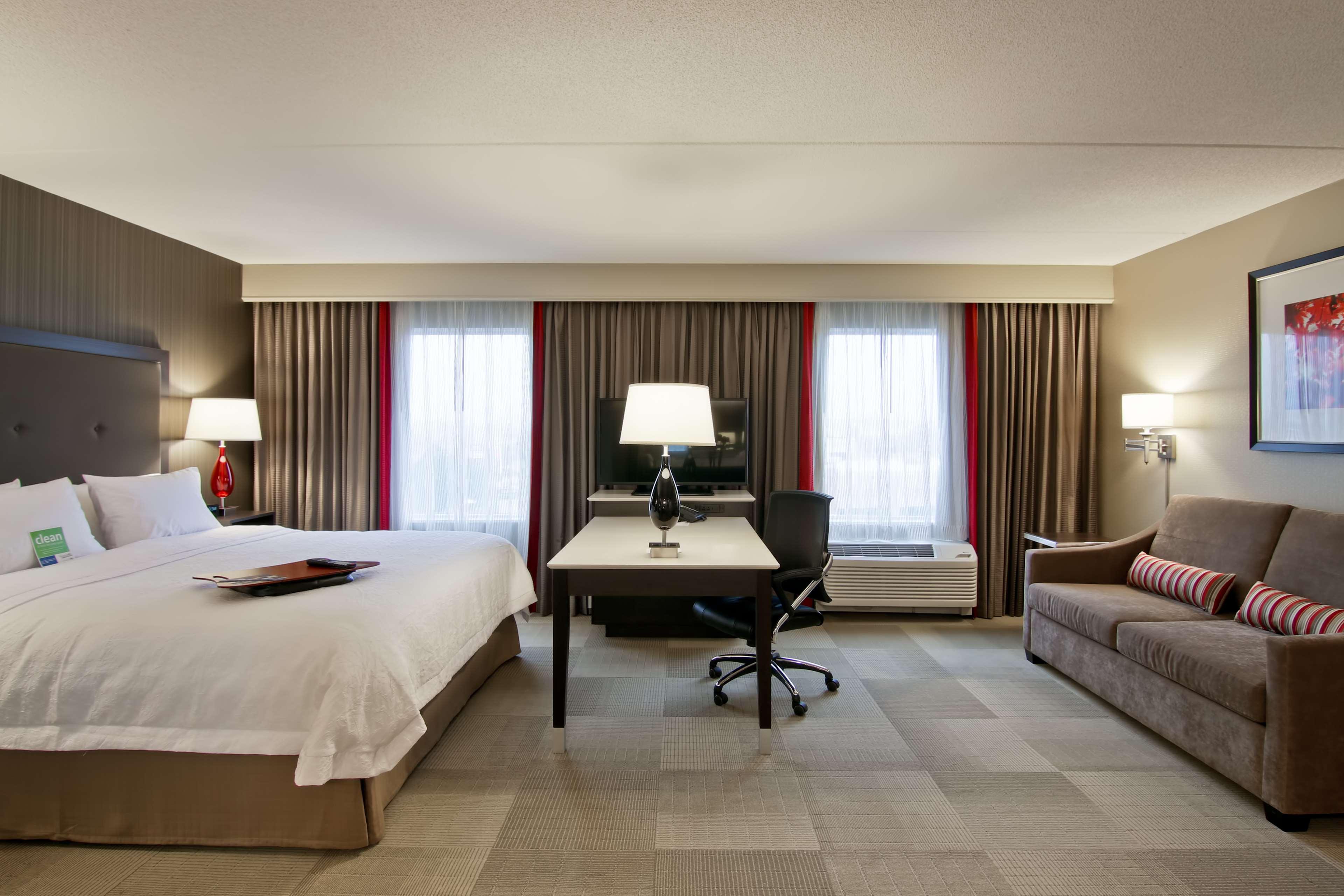 Hotel Hampton & By Hilton Toronto