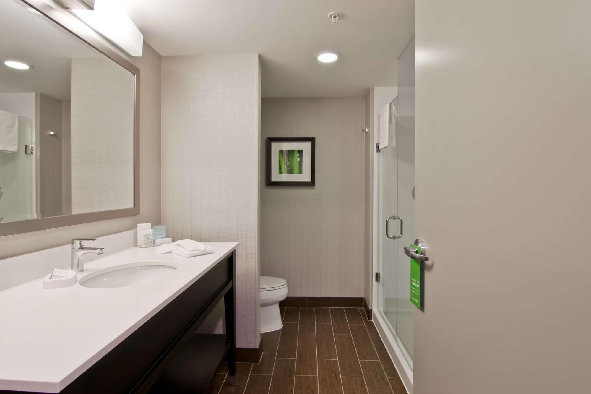 Hampton & By Hilton Toronto Hotel