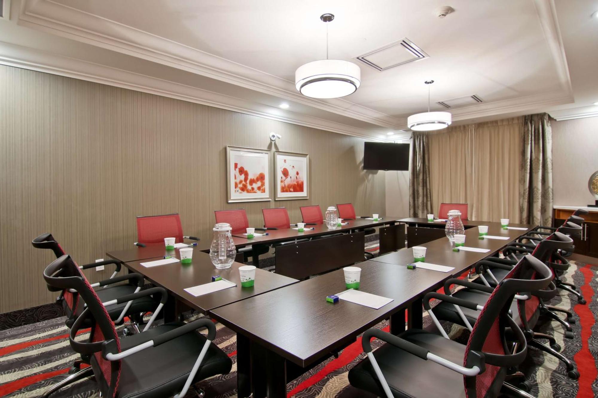 Hampton & By Hilton Toronto Hotel 3*